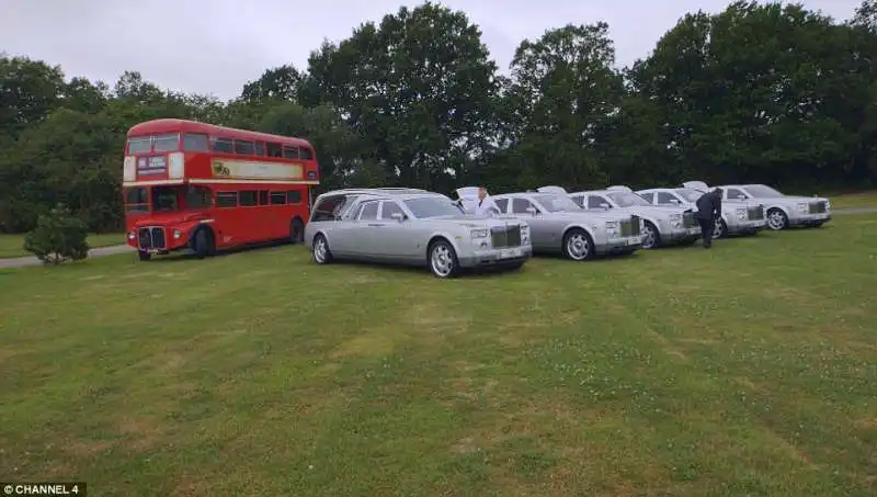 limousine funerale e un routemaster