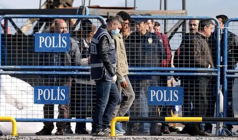 migranti rispediti dalla grecia alla turchia  7