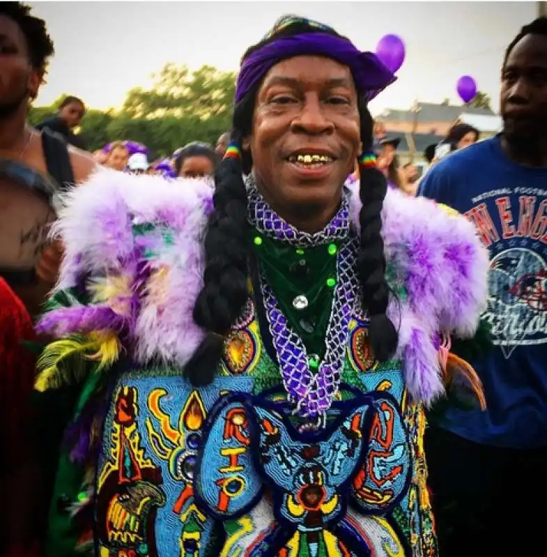 nola scende in strada per salutare prince