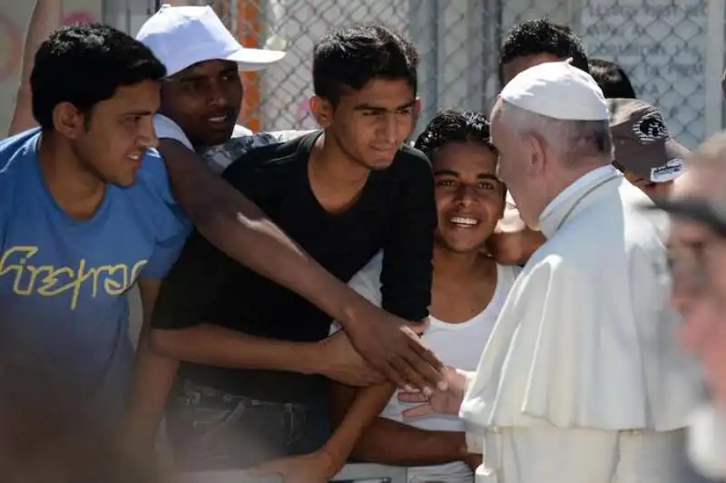 PAPA BERGOGLIO TRA I RIFUGIATI