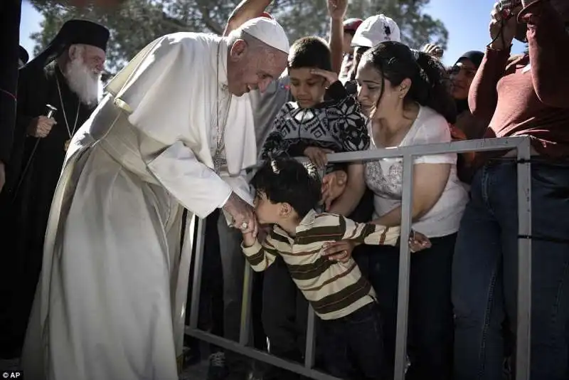 papa francesco   a lesbo