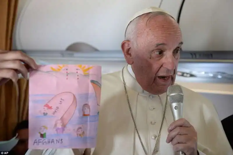 papa francesco bergoglio con i disegni dei bimbi siriani