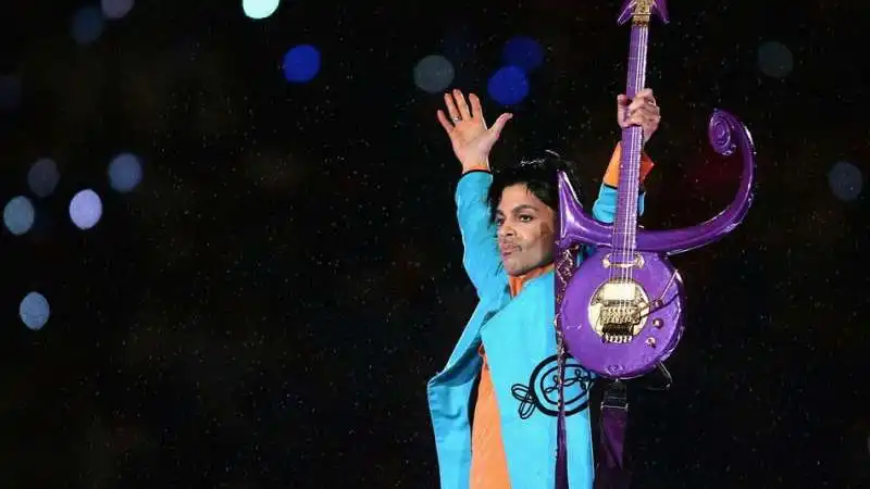 prince e la sua chitarra viola