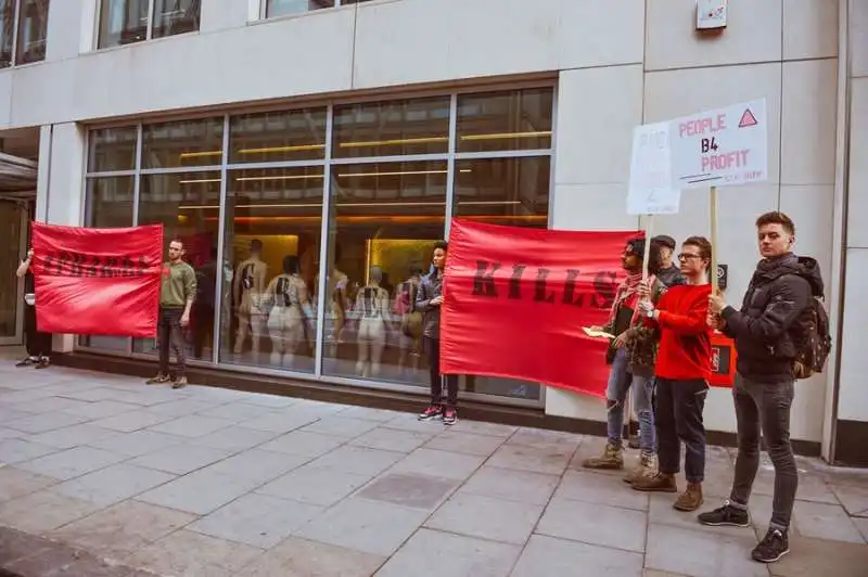 protesta contro i colossi farmaceutici a londra