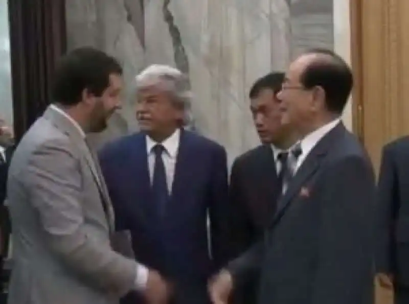 RAZZI E SALVINI IN COREA DEL NORD