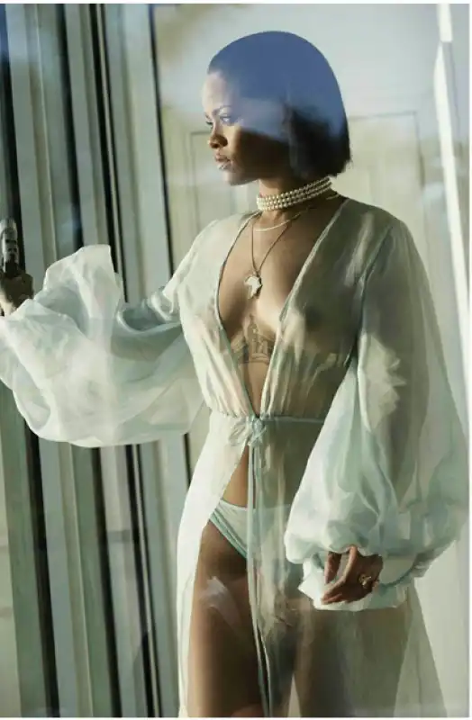 rihanna topless velato