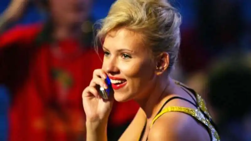 scarlett johansson con il flip phone