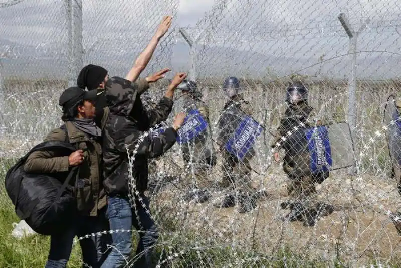 scontri tra migranti e polizia in macedonia  3