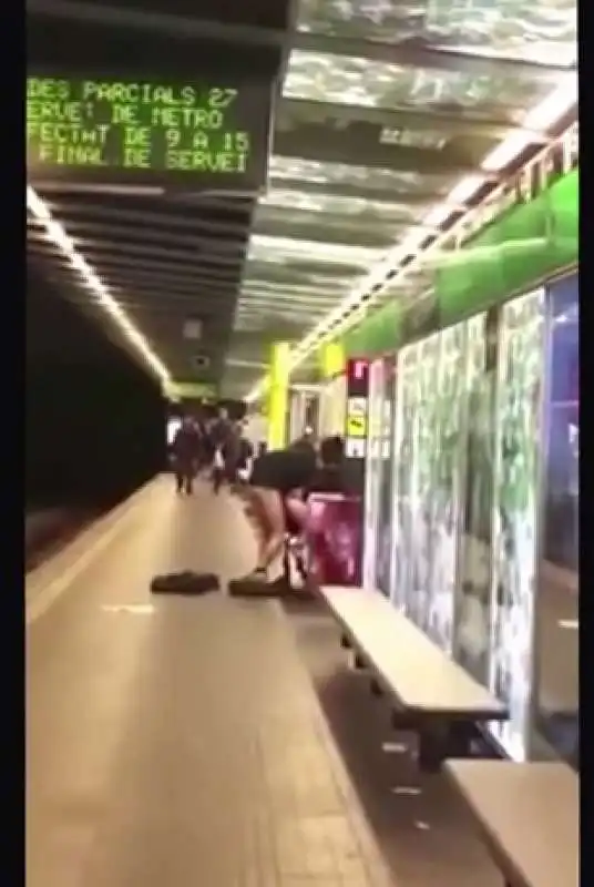 sesso nella metro di barcellona  5