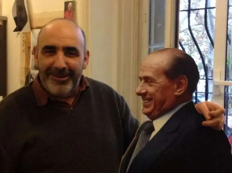 stefano di michele con il cartonato di berlusconi