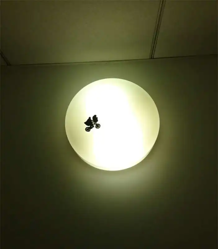 su una lampada in un bagno pubblico