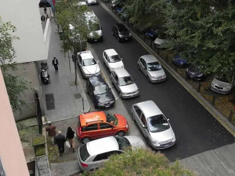 vigili urbani in doppia fila al forte tiburtino roma