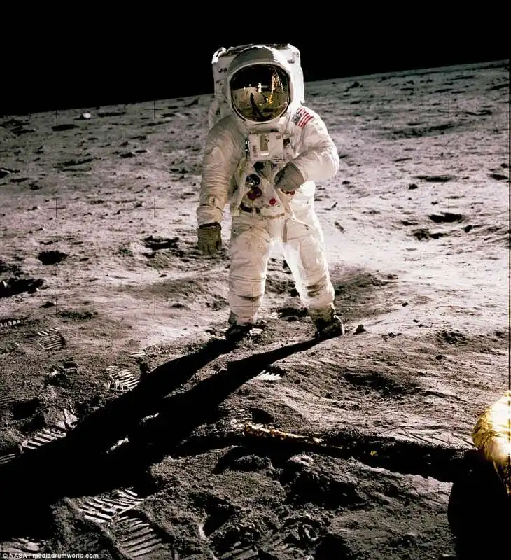 aldrin che osserva le sue stesse orme sulla luna