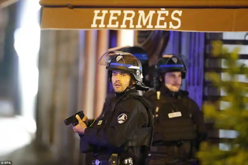 allarme terrorismo a Parigi per l'attacco sugli Champs Elysees 