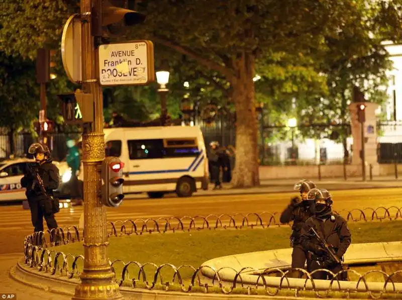 allarme terrorismo a Parigi per l'attacco sugli Champs Elysees 