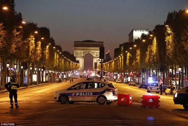 allarme terrorismo a Parigi per l'attacco sugli Champs Elysees 