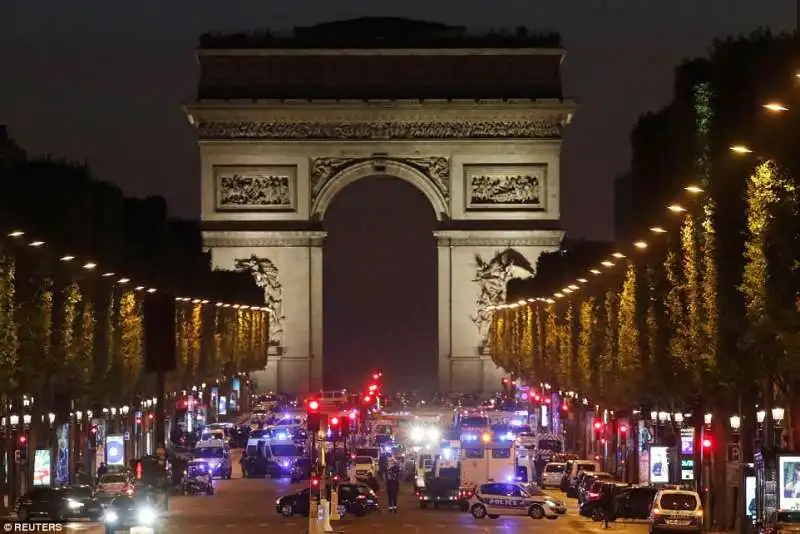 allarme terrorismo a Parigi per l'attacco sugli Champs Elysees 