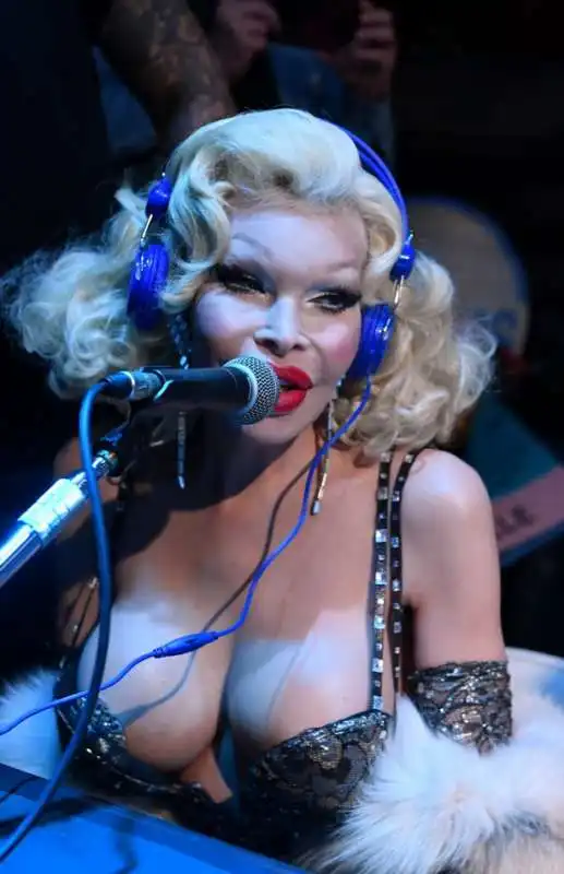 amanda lepore  a mucca radio