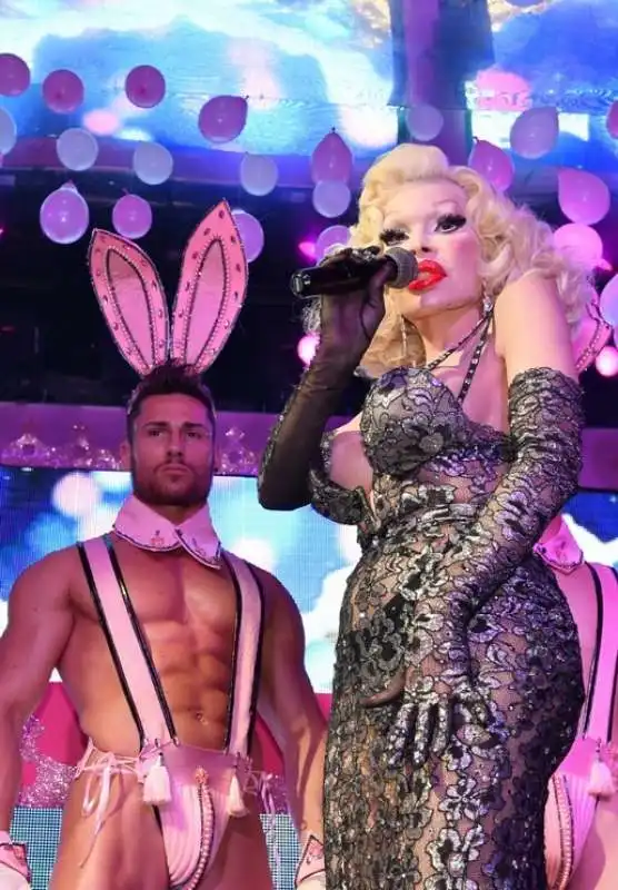 amanda lepore nel suo spettacolo  sul palco di muccassassina con i pink magic gogos (4)