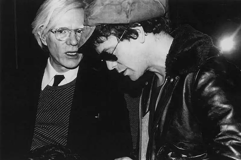 andy warhol parla con lou reed durante un evento allo studio 54. new york city, 1977