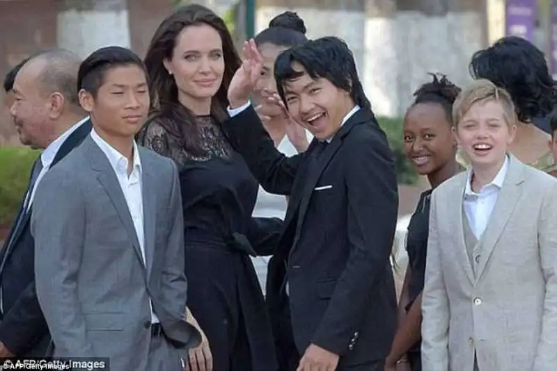 angelina jolie con i figli maddox pax zahara shiloh knox e vivienne