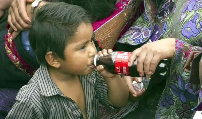 bambino messicano e la coca cola