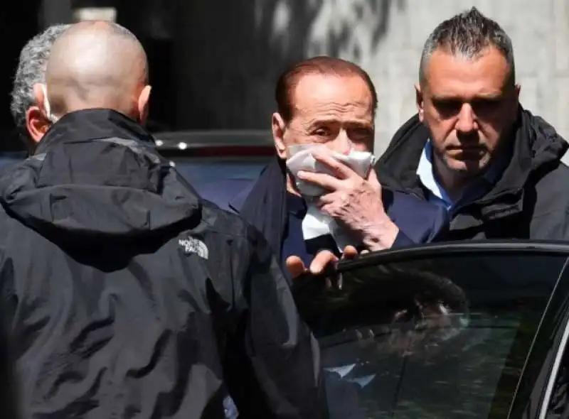 BERLUSCONI MEDICATO DOPO LA CADUTA IN CASA A PORTOFINO