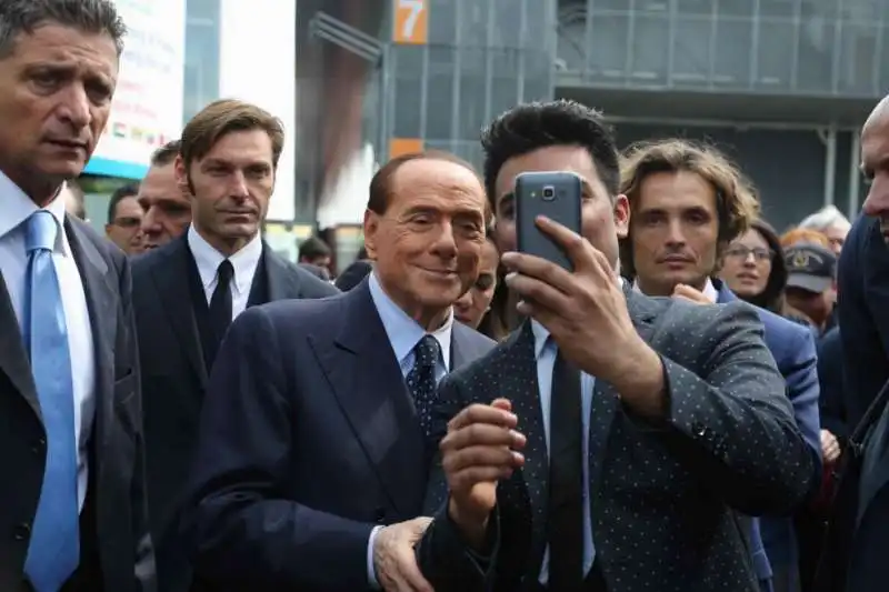 BERLUSCONI SALONE DEL MOBILE