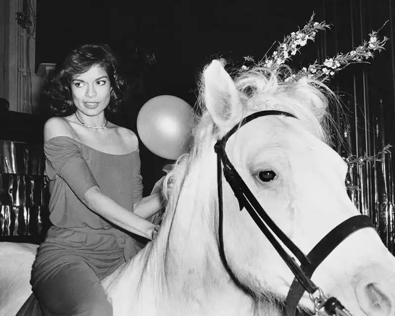 bianca jagger su un cavallo bianco allo studio 54