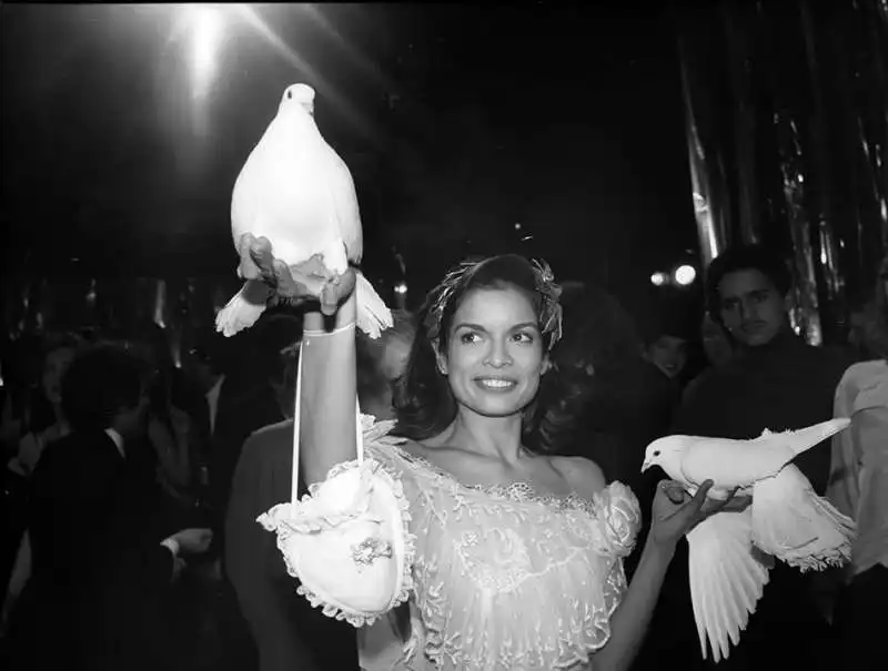 bianca jagger tiene in mano due colombe dentro allo studio 54. new york city, 1977