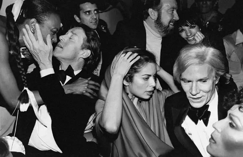 capodanno allo studio 54  halston, bianca jagger, jack haley, jr con liza minelli e andy warhol