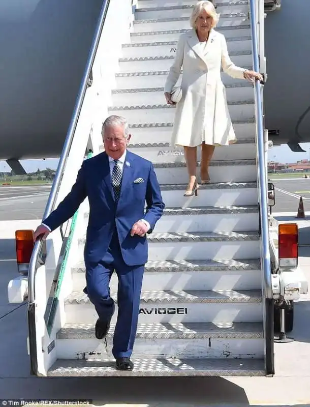 carlo  e camilla atterrano a roma