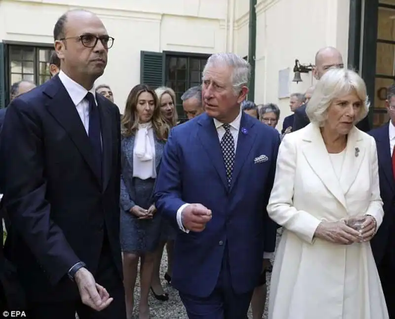 carlo e camilla con alfano alla british school di roma