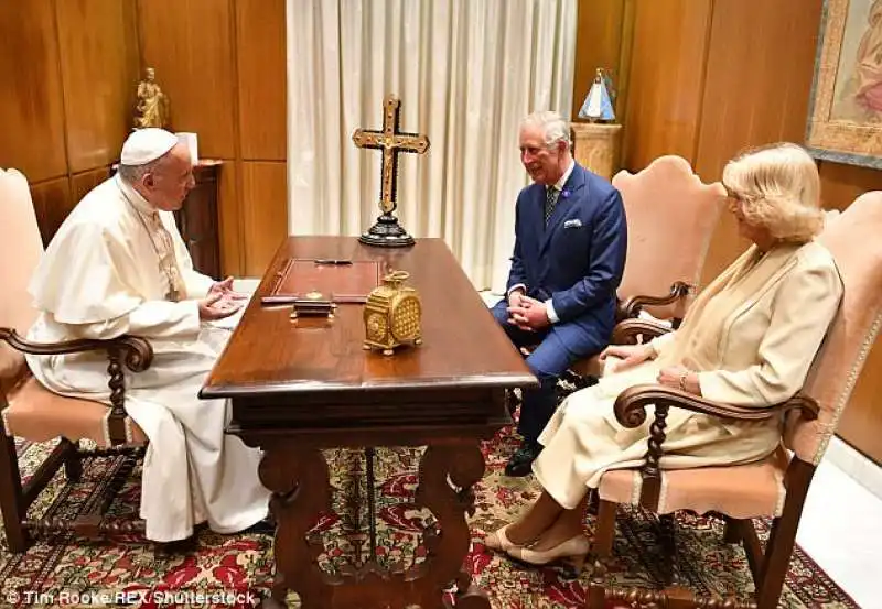 carlo e  camilla  con papa bergoglio