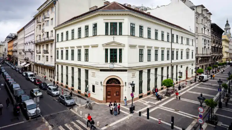 CENTRAL EUROPEAN UNIVERSITY DI BUDAPEST