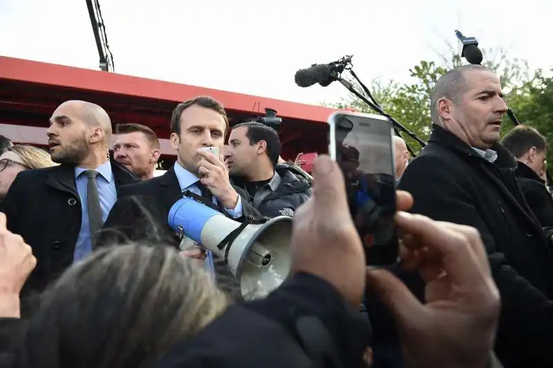 emmanuel macron incontra i lavoratori della whirlpool ad amiens