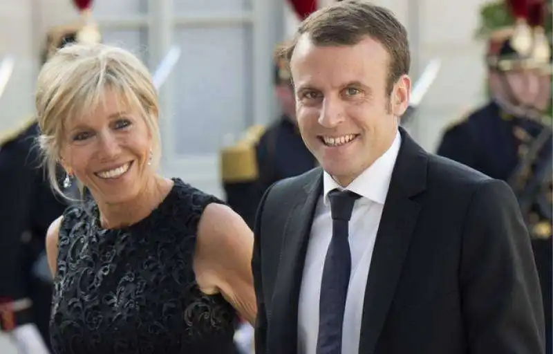 francia emmanuel macron con brigitte