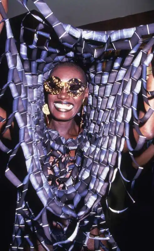 grace jones durante un party allo studio 54. new york city, 1978