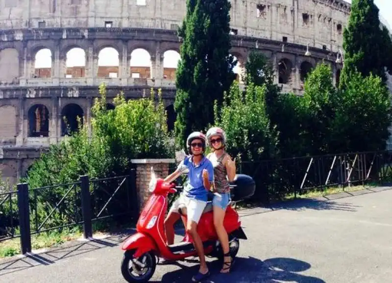 in vespa al colosseo  