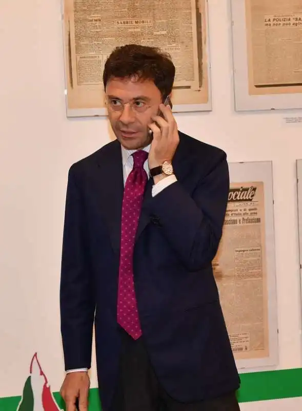 italo bocchino al telefono