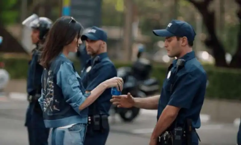 kendall jennar con il poliziotto nello spot pepsi