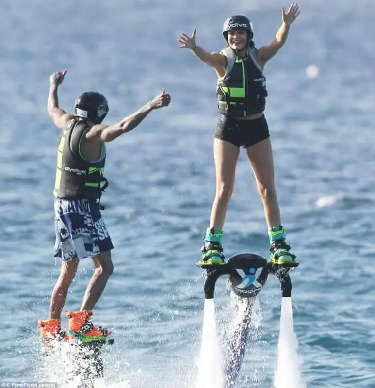 kylie jenner sul primo prototipo di hoverboard volante