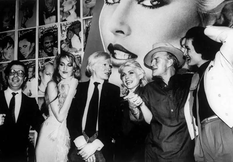 l'editore bob colacello, la modella jerry hall, andy warhol, debbie harry, truman capote e paloma picasso al party per 