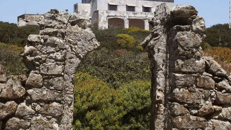 l ingresso della villa costruita su un monastero medievale