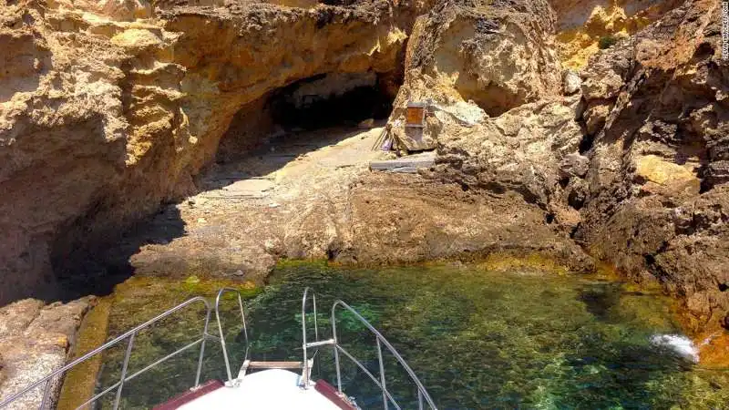 la spiaggia privata dell isola di zannone