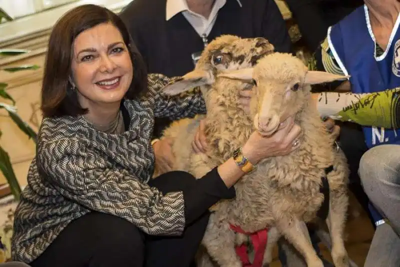 LAURA BOLDRINI CON LE DUE PECORELLE

