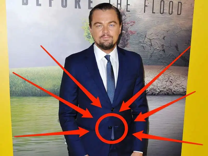 leo dicaprio con giacca sbottonata