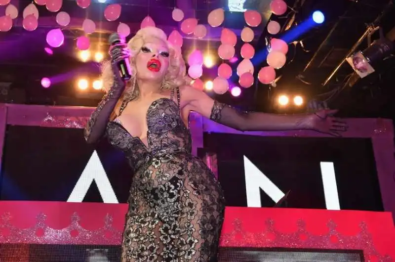 lo show di amanda lepore a muccassassina (4)