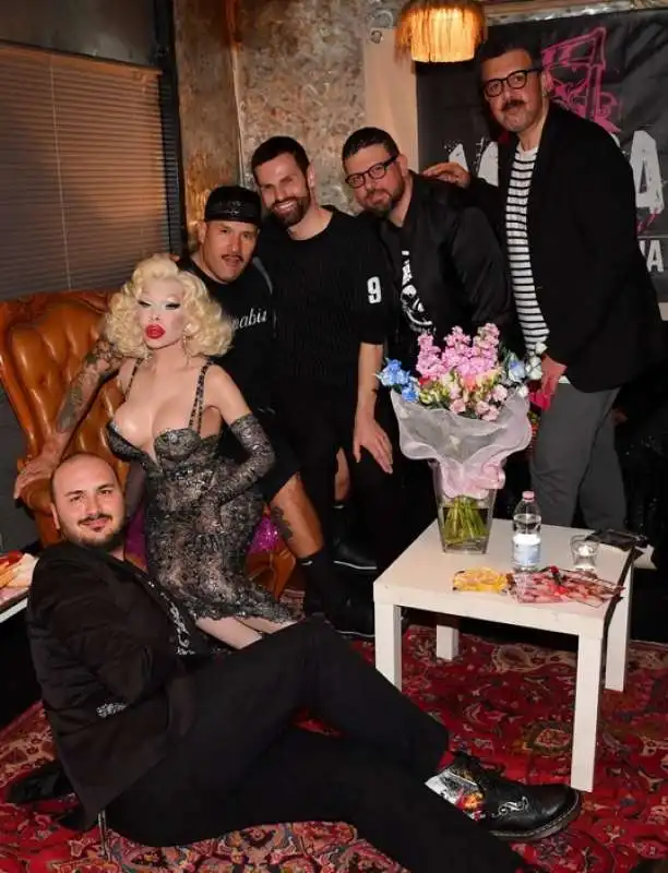 lo staff di muccassassina con amanda lepore