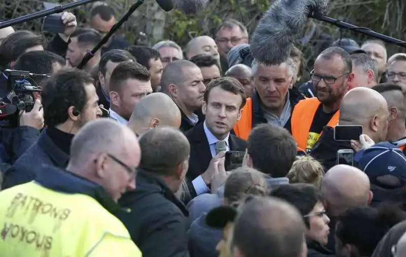 macron contestato ad amiens  